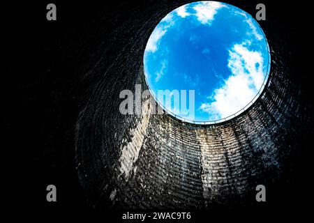 Ein stillgelegter Kühlturm des Wärmekraftwerks von innen Stockfoto