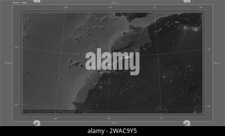 Marokko auf einer grauen Höhenkarte mit Seen und Flüssen Karte mit Landeshauptstadt, kartographischem Raster, Entfernungsskala und Karte hervorgehoben Stockfoto