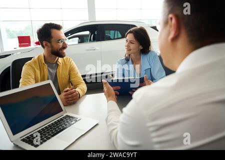 Käufer schließen ein Geschäft im Bürobereich des Autohändlers ab Stockfoto