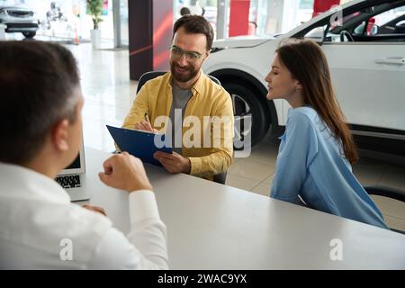 Die Leute machen einen Deal im Bürobereich des Autohändlers Stockfoto