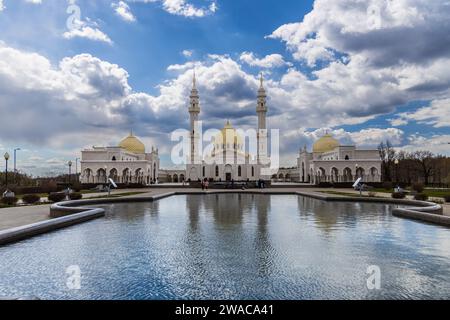 Bolgar, Tatarstan, Russland - 5. Mai 2022: Komplex der Weißen Moschee mit Madrasa-Komplex Stockfoto