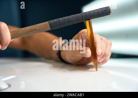 Mit einem speziellen Gadget können Körperbeulen ausgeglichen werden Stockfoto