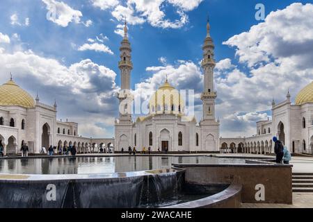 Bolgar, Tatarstan, Russland - 5. Mai 2022: Komplex der Weißen Moschee mit Madrasa-Komplex Stockfoto