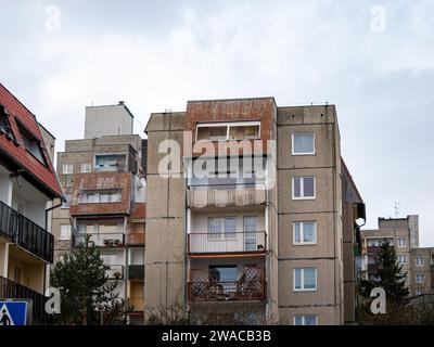 Vorgefertigtes Mietgebäude aus Fertigbetonelementen. Architektur in Osteuropa mit Balkonen nach außen. Stockfoto