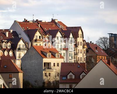 Zgorzelec, Polen, Wohngebäude in Folge. Alte Häuser in gutem Zustand mit schöner Fassade. Altstadtarchitektur der Mietshäuser. Stockfoto