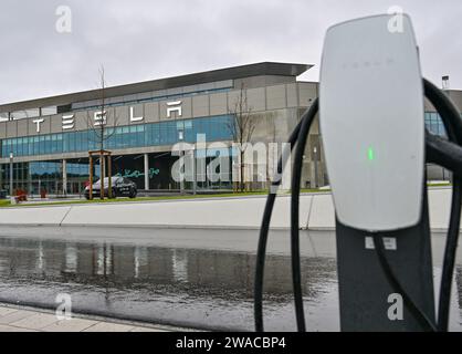 02 Januar 2024, Brandenburg, Grünheide: Die Tesla Gigafactory Berlin-Brandenburg. Foto: Patrick Pleul/dpa Stockfoto