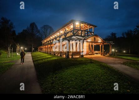 Bad Salzhausen, Deutschland. November 2023. Das historische Graduiertenhaus im hessischen Kurort Bad Salzhausen, das ursprünglich zur Konzentration und Reinigung der Salzsole aus den Salzquellen der Stadt genutzt wurde. Temperatur, Wind und Sonne sorgen dafür, dass das Salzwasser heruntertropft und einen Salznebel zum Einatmen bildet. Frank Rumpenhorst/dpa/Alamy Live News Stockfoto