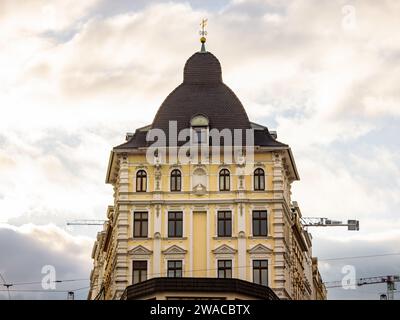 Altes Gebäude außen in der Innenstadt von Görlitz. Die Fassade ist in einem sehr guten Zustand und die schöne Architektur ist eine Attraktion. Stockfoto