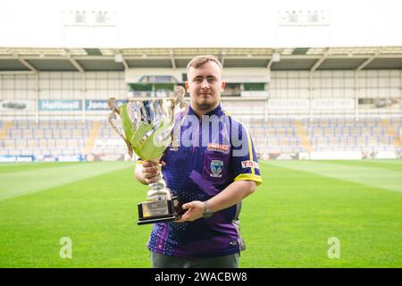 Warrington Wolves Fan Luke the Nuke Litter im Halliwell Jones Stadium Stockfoto