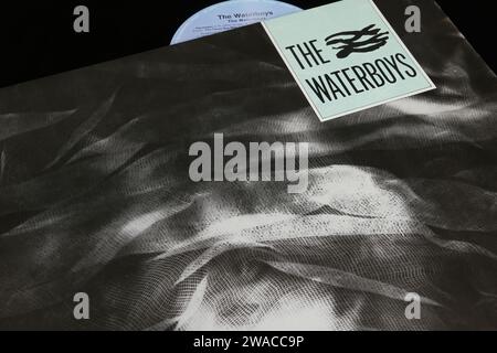 Viersen, Deutschland - 9. Mai. 2023: Closeup der britischen irischen Folk-Rock-Band The Waterboys Vinyl-Album-Cover von 1983 Stockfoto