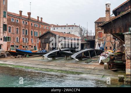 Venedig, Italien - 23. Februar 2023: Bootsbauer des Squero di San Trovaso in Venedig Stockfoto