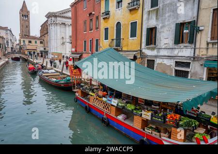 Venedig, Italien - 23. Februar 2023: Der schwimmende Gemüsemarkt in Venedig. Stockfoto