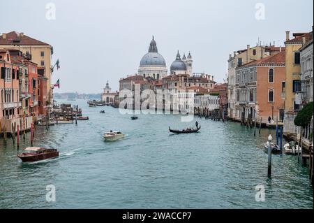 Venedig, Italien - 23. Februar 2023: Boote auf dem Canal Grande in Venedig. Stockfoto