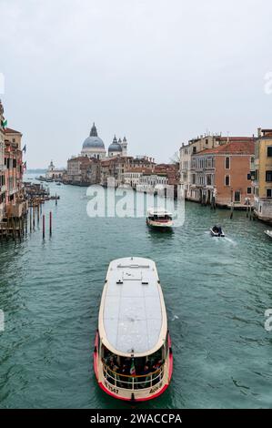 Venedig, Italien - 23. Februar 2023: Wasserbus auf dem Canal Grande in Venedig. Stockfoto