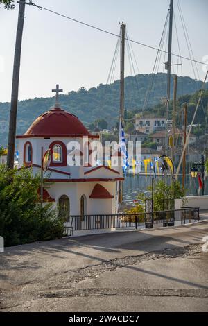 Griechisch-orthodoxe Kirche am Rande des Hafens von Vathi auf der griechischen ionischen Insel Meganisi Stockfoto