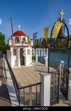 Griechisch-orthodoxe Kirche am Rande des Hafens von Vathi auf der griechischen ionischen Insel Meganisi Stockfoto