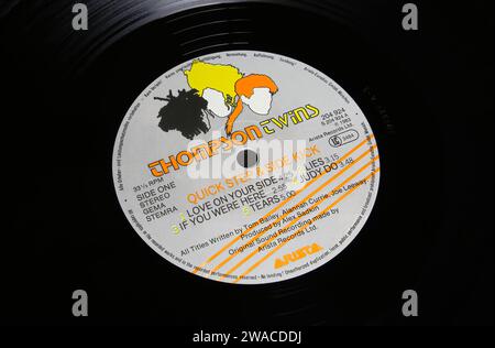 Viersen, Deutschland - 9. Mai. 2023: Close-up der britischen New Wave-Band Thompson Twins Vinyl-Plattenlabel Quick Step and Side Kick von 1983 Stockfoto