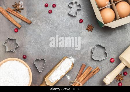 Zutaten zum Kochen Weihnachtsbacken auf dunklem rustikalem Backblech. Weihnachtsbacken Hintergrund. Flache Lagen Stockfoto