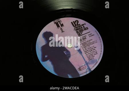 Viersen, Deutschland - 9. Mai. 2023: Nahaufnahme des Live-Albums der U2-Band unter einem blutroten Himmel aus dem Jahr 1983 Stockfoto