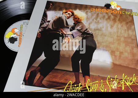 Viersen, Deutschland - 9. Mai. 2023: Closeup der britischen New Wave Band Thompson Twins Vinyl-Album-Cover Quick Step and Side Kick aus dem Jahr 1983 Stockfoto
