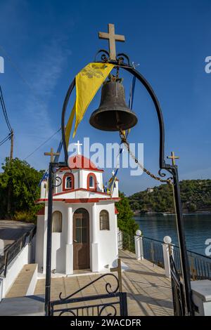 Griechisch-orthodoxe Kirche am Rande des Hafens von Vathi auf der griechischen ionischen Insel Meganisi Stockfoto