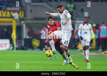 Mailand, Italien. Januar 2024. Luka Romero vom AC Milan (L) und Mateusz Wieteska von Cagliari Calcio (R) wurden während des Coppa Italia 2023/24 Fußballspiels zwischen AC Milan und Cagliari Calcio im San Siro Stadion gesehen. Endergebnis; AC Milan 4: 1 Cagliari Calcio. (Foto: Fabrizio Carabelli/SOPA Images/SIPA USA) Credit: SIPA USA/Alamy Live News Stockfoto