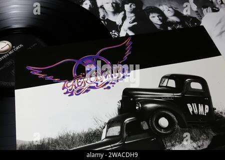 Viersen, Deutschland - 9. Mai. 2023: Nahaufnahme der Rockband Aerosmith Vinyl-Album-Cover Pump aus dem Jahr 1989 Stockfoto