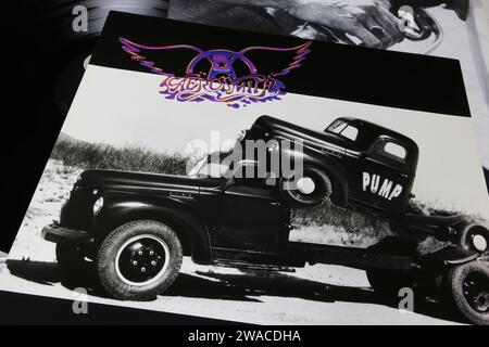 Viersen, Deutschland - 9. Mai. 2023: Nahaufnahme der Rockband Aerosmith Vinyl-Album-Cover Pump aus dem Jahr 1989 Stockfoto