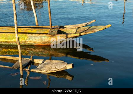 Kanus hielten auf dem Paraguacu River an. Santiago do Iguape, Bahia. Stockfoto