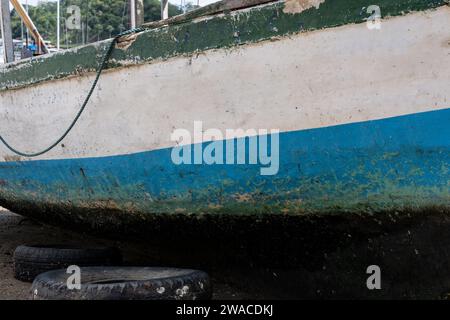 Salvador, Bahia, Brasilien - 18. Januar 2015: Boot vor Anker im Hafen eines Strandes. Salvador, Bahia. Stockfoto