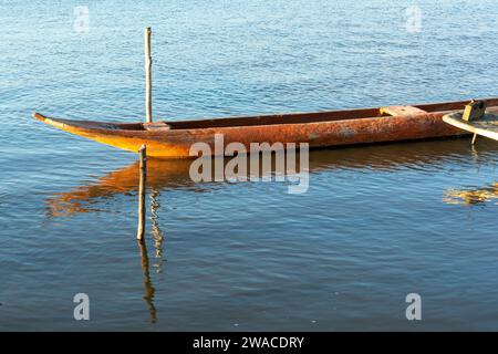 Ein Kanu hielt auf dem Paraguacu River an. Santiago do Iguape, Bahia. Stockfoto