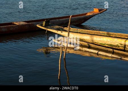 Kanus hielten auf dem Paraguacu River an. Santiago do Iguape, Bahia. Stockfoto