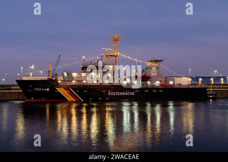 Deutsches Fischereischutzschiff Seefalke im Hafen von Cuxhaven Stockfoto