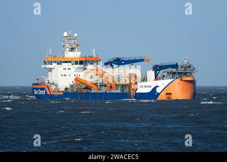 LNG-betriebener Van Oord-Saugtrichter-Bagger Vox Ariane an der Elbe Stockfoto