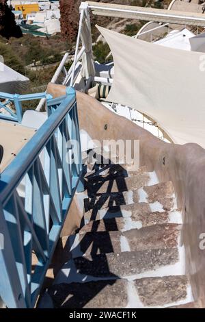 Schmale Steintreppen, ein traditionelles Stück Architektur auf der Insel Santorini. Stockfoto