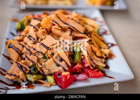 Fattoush-Salat, ägyptischer und libanesischer Salat. Traditioneller arabischer Fettoush-Salat auf einem Teller. Vegetarischer Fattoush Salat Mittagessen. Nahöstliches Gericht Stockfoto