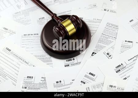 Steuerformulare mit Richtern auf dem Holzpult. Geschäftliche und urteilerische Hintergründe Stockfoto