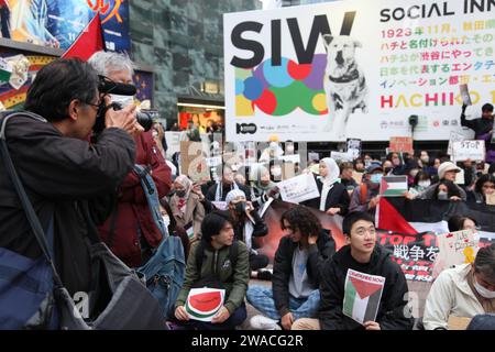 Protestkundgebung am 12. November 2023 in Shibuya, Tokio, Japan, die zu einem Waffenstillstand zur Rettung des palästinensischen Volkes in Gaza aufrief. Stockfoto