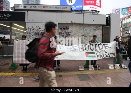 Protestkundgebung am 12. November 2023 in Shibuya, Tokio, Japan, die zu einem Waffenstillstand zur Rettung des palästinensischen Volkes in Gaza aufrief. Stockfoto