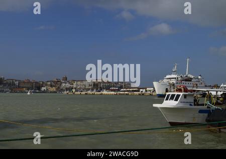 Termoli - Molise - das Motorschiff, bevor die Segel zu den Tremiti-Inseln mit Touristen aufbrachen Stockfoto