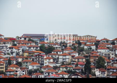 Die Terrakotta-Dächer der Bergstadt Kruševo - Krushevo - in Nordmazedonien. Ein Fernblick über die Häuser auf dem Hügel. Stockfoto