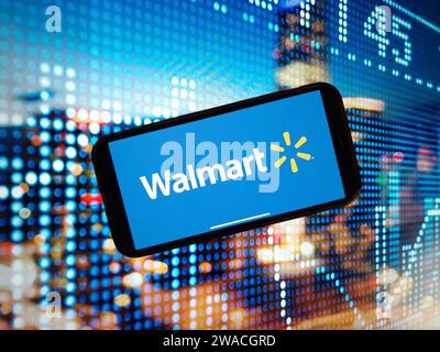 Konskie, Polen – 03. Januar 2024: Das Firmenlogo von Walmart wird auf dem Bildschirm des Mobiltelefons angezeigt Stockfoto