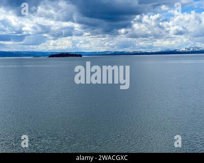 Lake Yellowstone im Yellowstone-Nationalpark USA an einem bewölkten Tag. Stockfoto