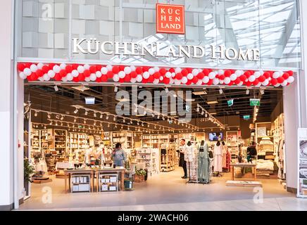 Samara, Russland - 14. Mai 2023: Kuchenland Home Ladenfront im Einkaufszentrum Stockfoto