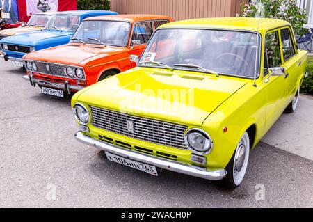 Samara, Russland - 14. Mai 2023: Russisches Oldtimer Lada-2101 und andere Autos auf der Stadtstraße Stockfoto