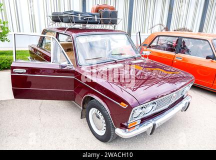 Samara; Russland - 14. Mai; 2023: Oldtimer-sowjetischer Retro-Wagen Lada-2103 mit Gepäck auf dem Dach auf der Straße der Stadt während der Oldtimer-Show Stockfoto