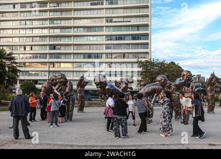 Vancouver, Kanada - 11. September 2023: Eine Gruppe von Besuchern, die die Skulptur von 2009 des chinesischen Bildhauers Yue Minjun betrachten, fotografieren und interagieren Stockfoto