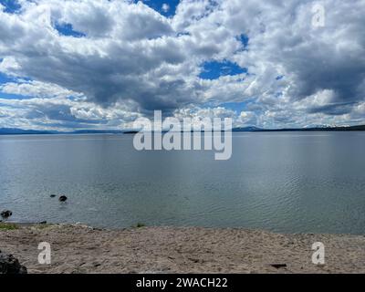 Lake Yellowstone im Yellowstone-Nationalpark USA an einem bewölkten Tag. Stockfoto