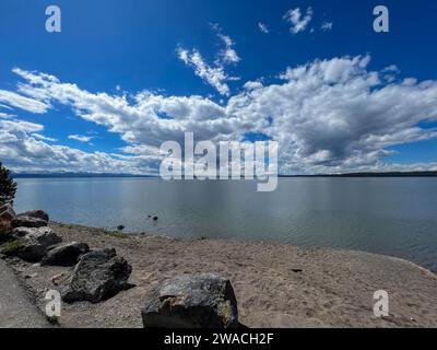 Lake Yellowstone im Yellowstone-Nationalpark USA an einem bewölkten Tag. Stockfoto