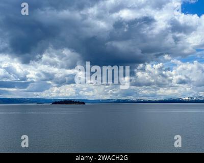 Lake Yellowstone im Yellowstone-Nationalpark USA an einem bewölkten Tag. Stockfoto